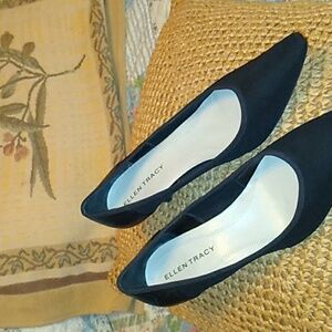 Ellen Tracy 'Simple' Minimalist Black Pointed Pumps Kitten Heel  8 1/2 VNPLC